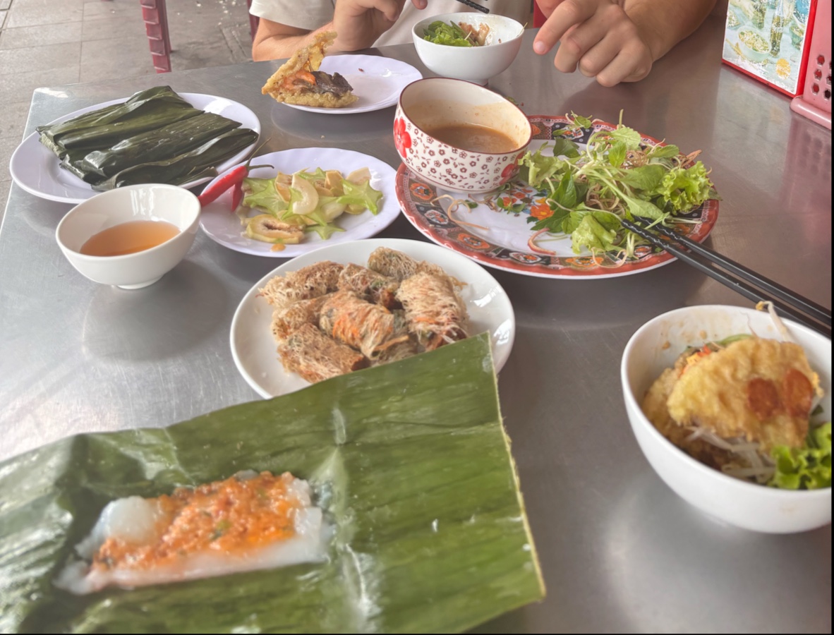 Lạc Thiện: appetizing display of restaurant food