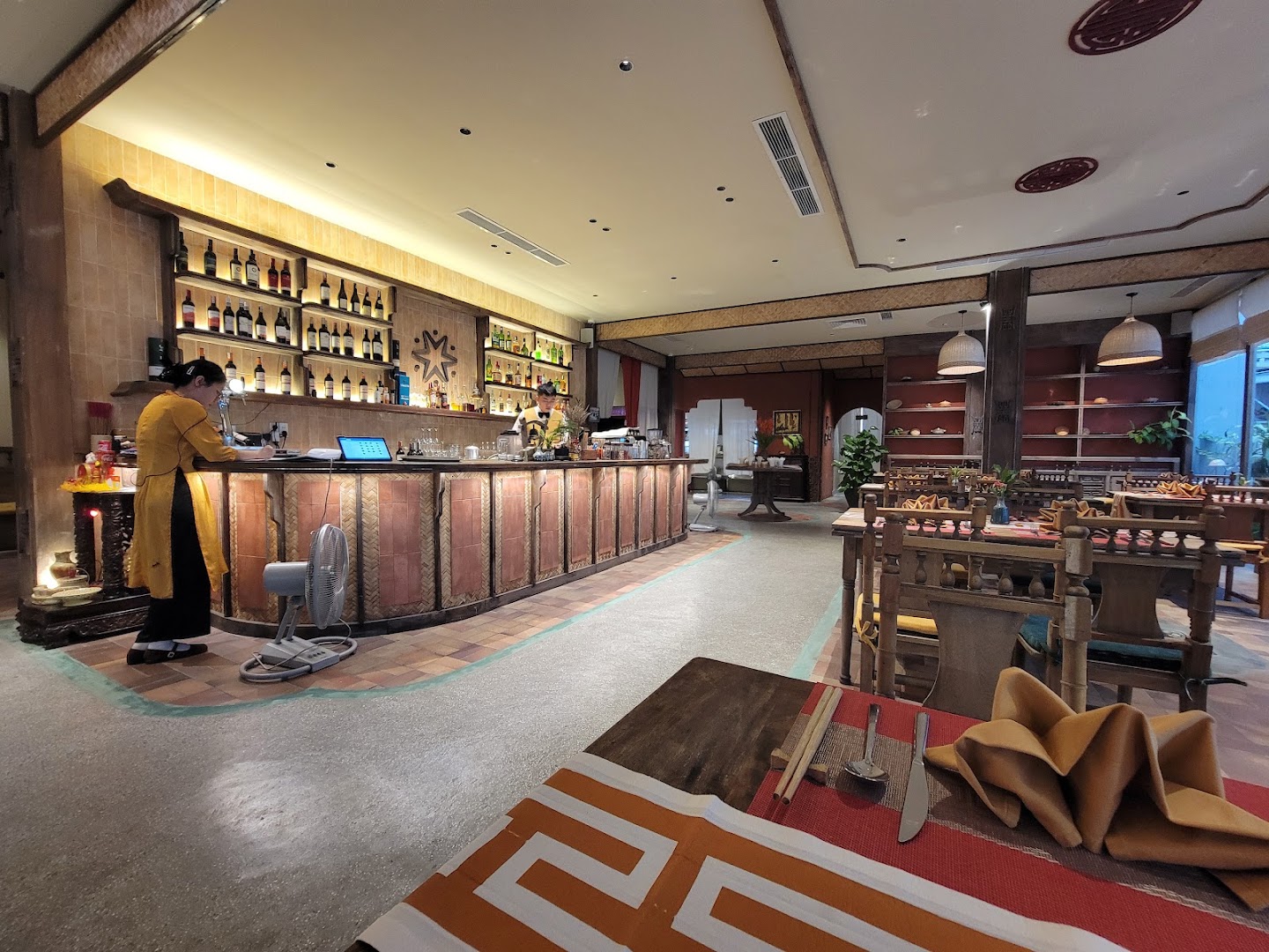 Vị Huế: clear, professional interior restaurant shot