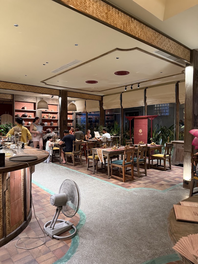 Vị Huế: clear, inviting restaurant interior shot