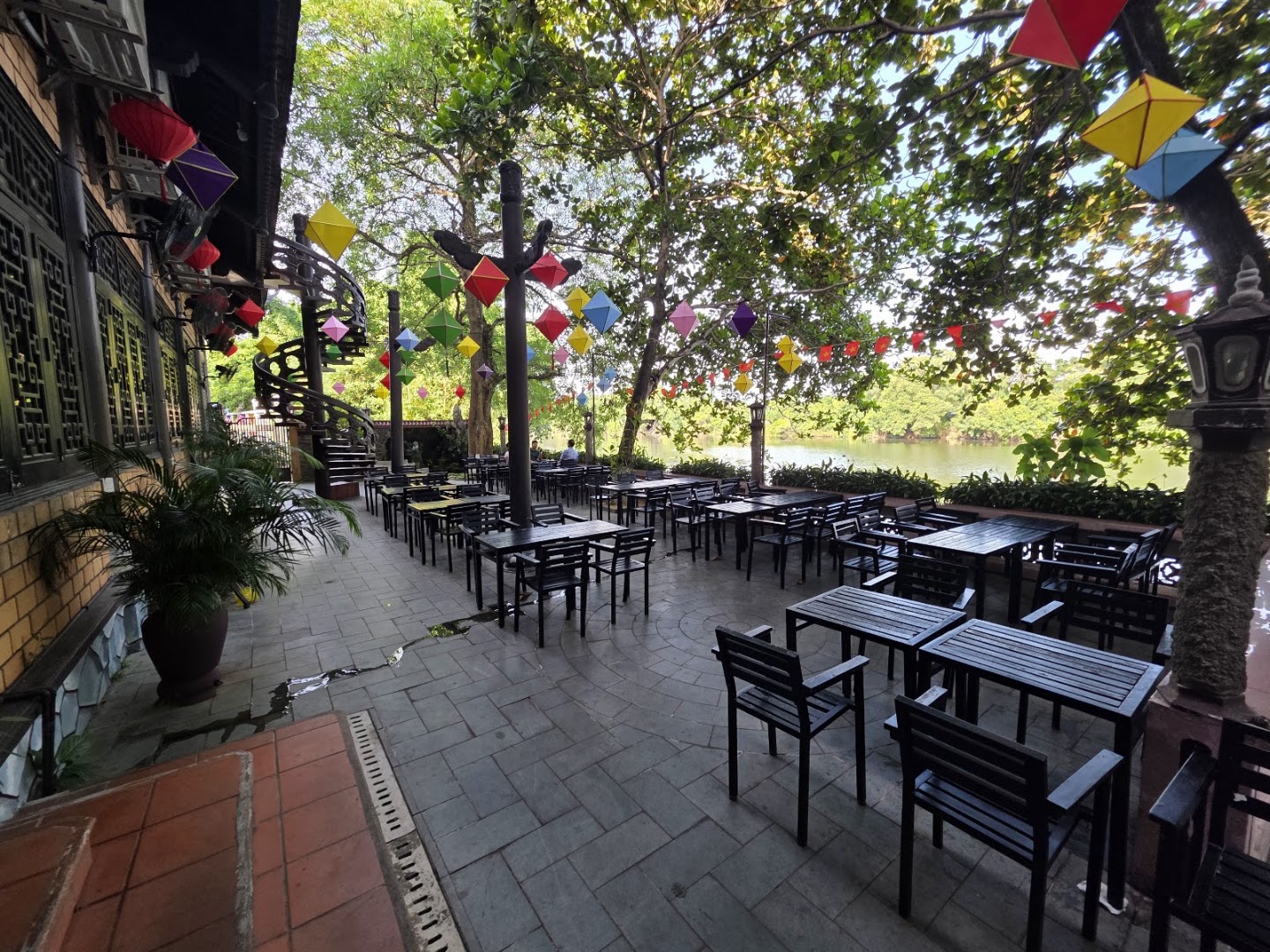 Vỹ Dạ Xưa: inviting outdoor seating area view