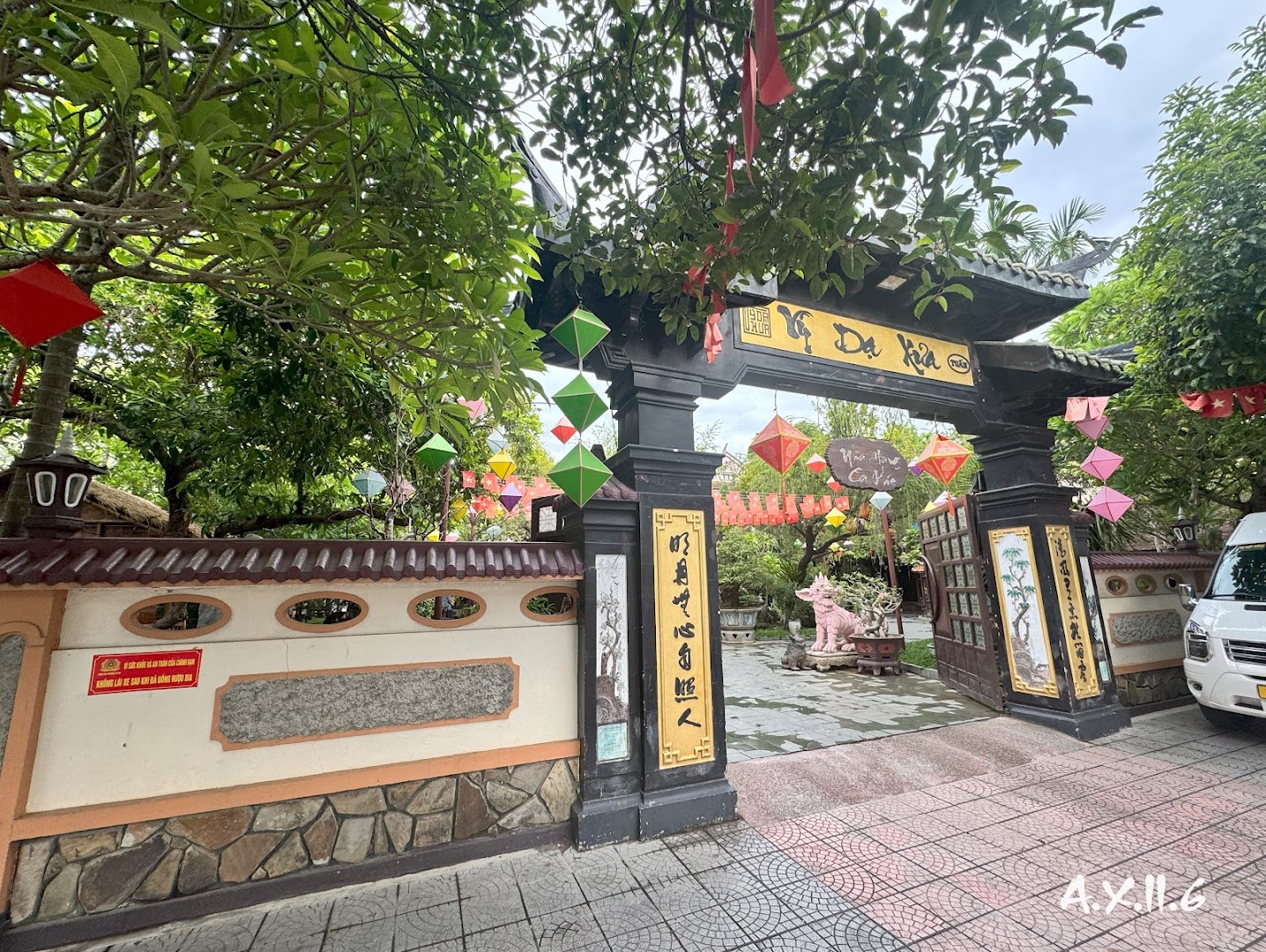 Vỹ Dạ Xưa: clear exterior shot of venue