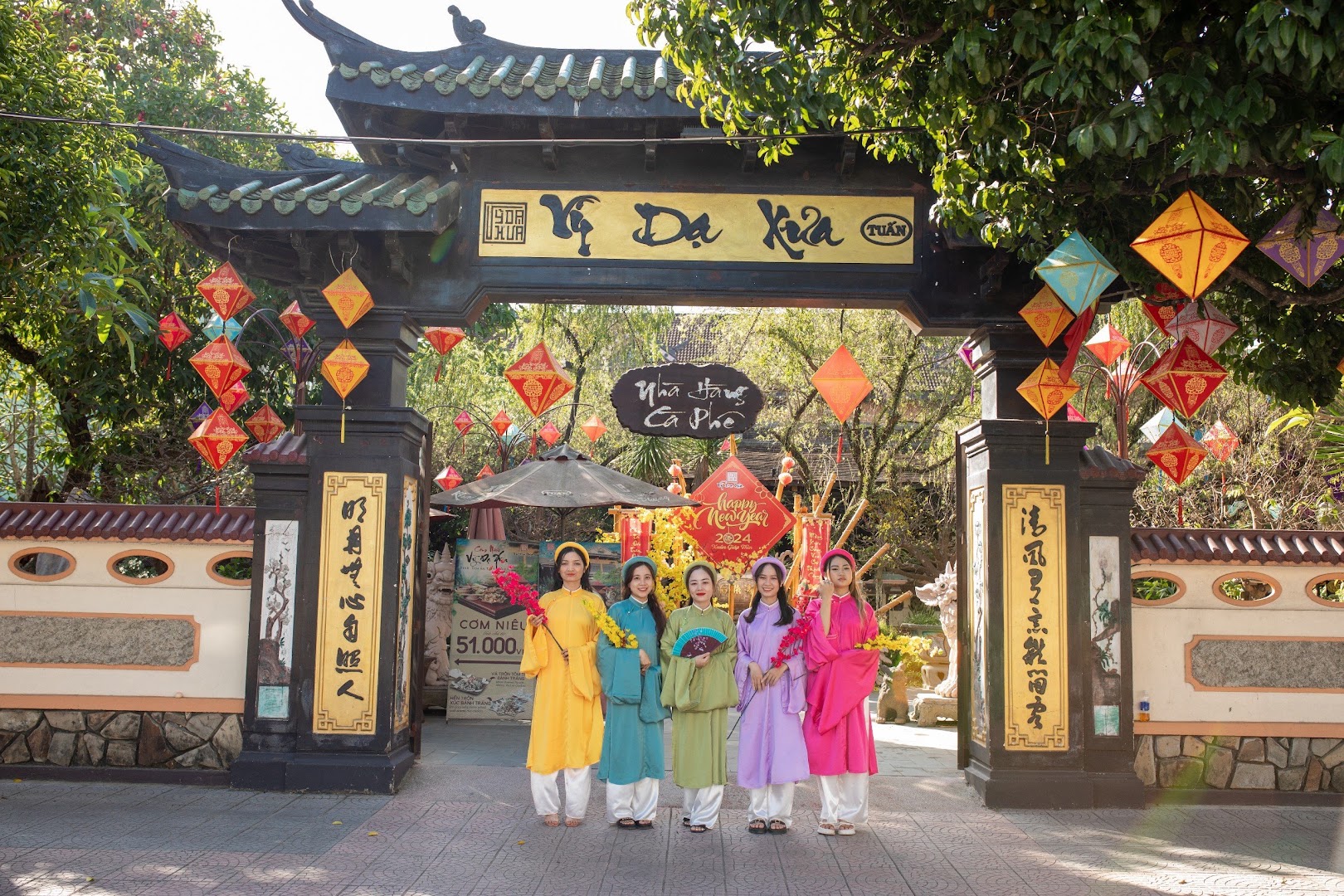 Vỹ Dạ Xưa: professional photo showing venue entrance