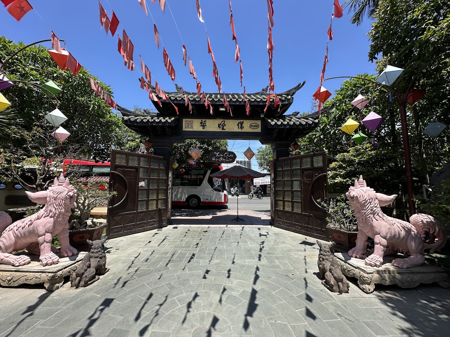 Vỹ Dạ Xưa: clear, inviting exterior entrance photo