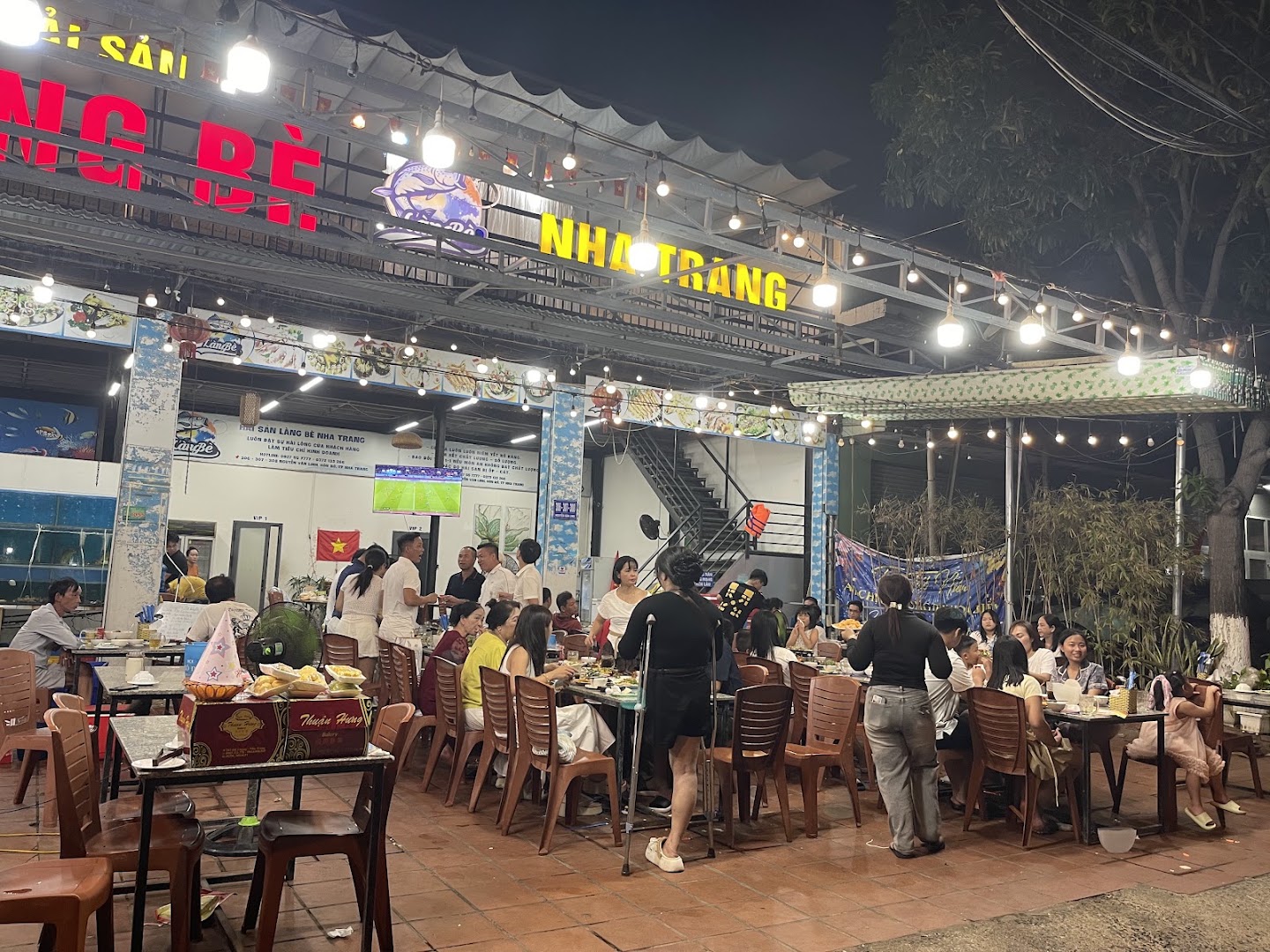 Hải Sản Làng Bè: restaurant atmosphere and activity