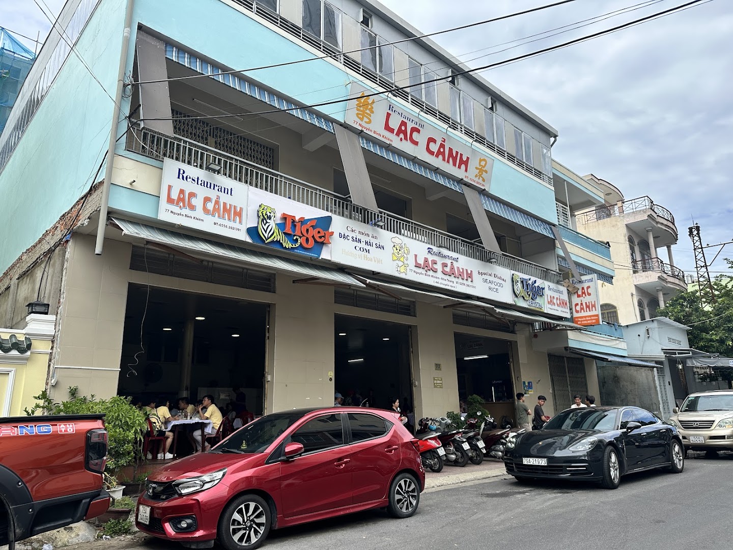 Lạc Cảnh: clear exterior shot of restaurant