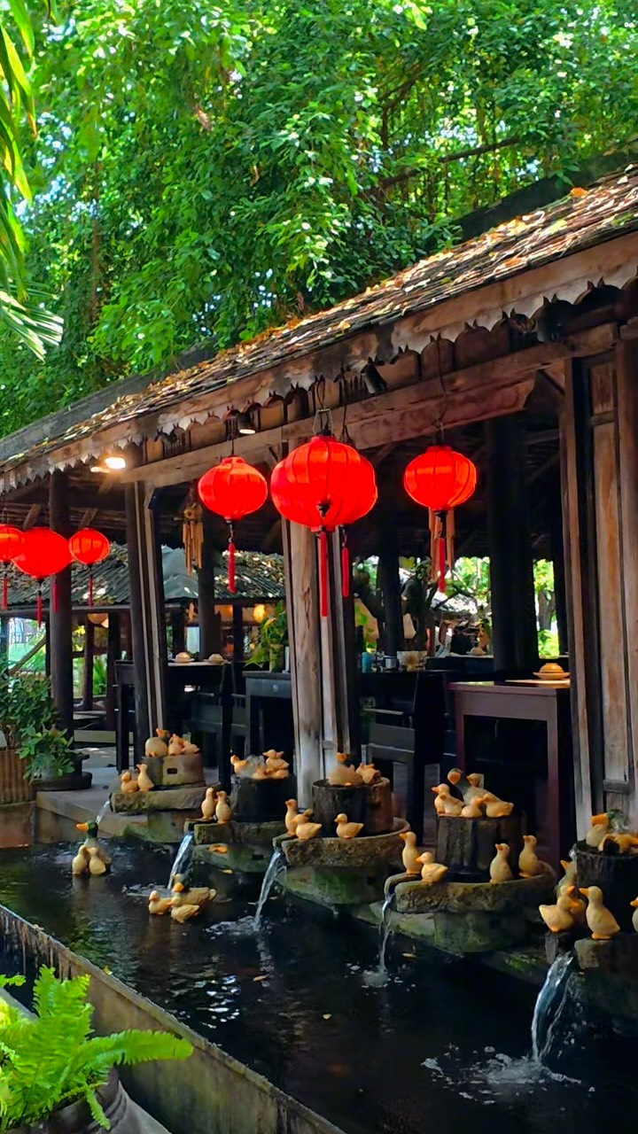 Làng Ngon: beautiful, inviting restaurant atmosphere