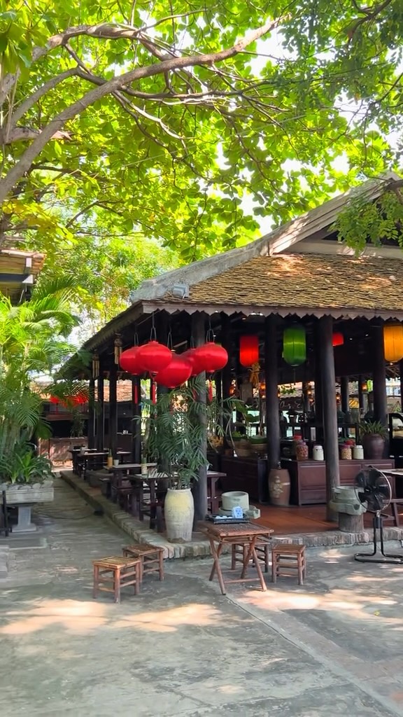 Làng Ngon: inviting atmosphere and clear composition