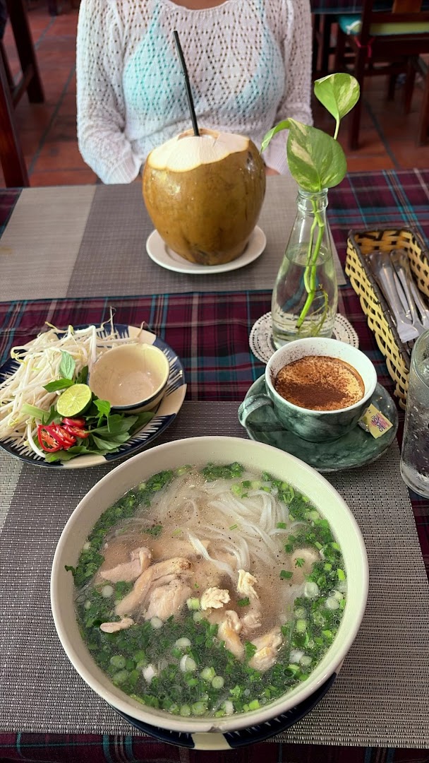 Bo restaurant & coffee: appetizing food and drink presentation