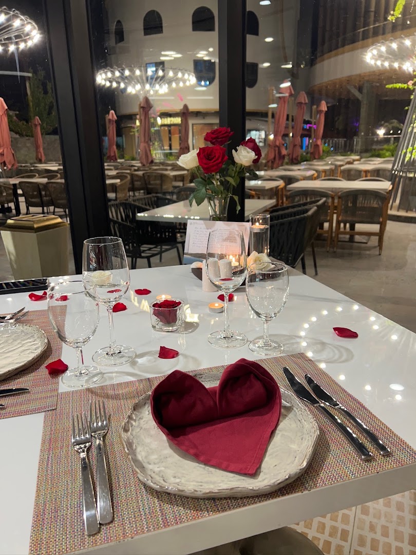 Nami Restaurant: attractive, professional restaurant table setting