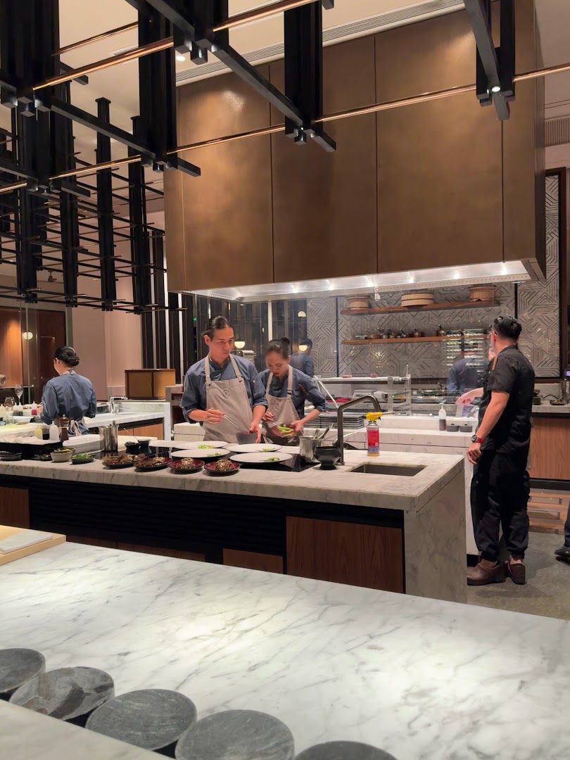 Oku: professional shot of restaurant kitchen