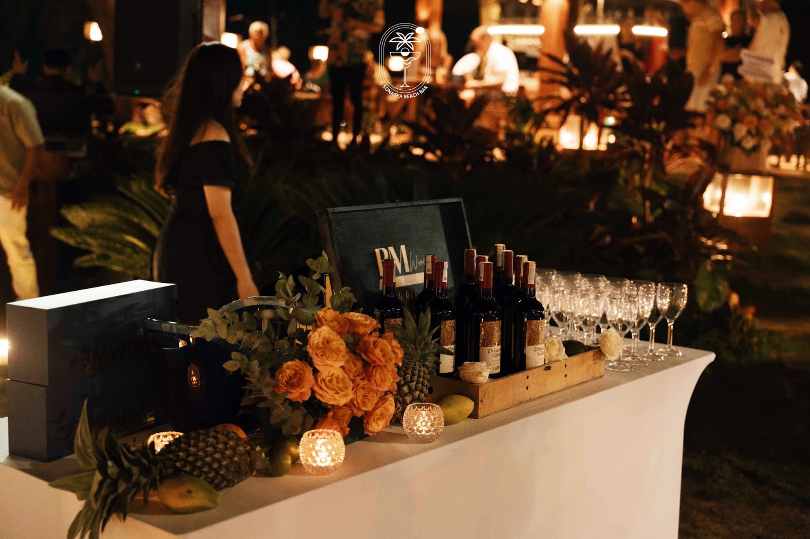 Sonasea Beach Bar: atmospheric photo of bar setup