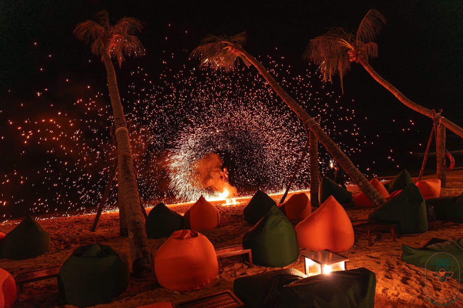 Sonasea Beach Bar: vibrant beach bar atmosphere