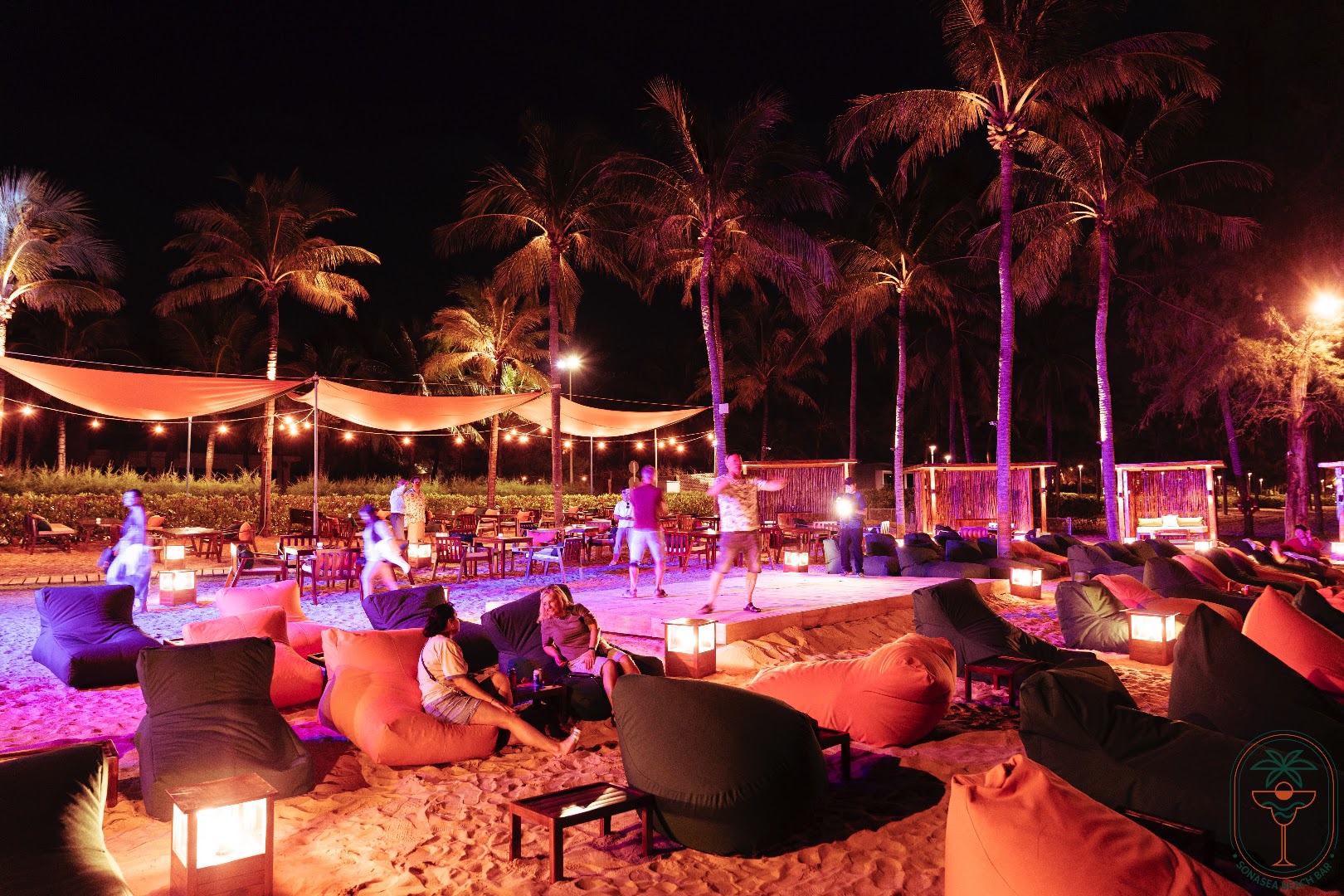 Sonasea Beach Bar: inviting atmosphere and clear view