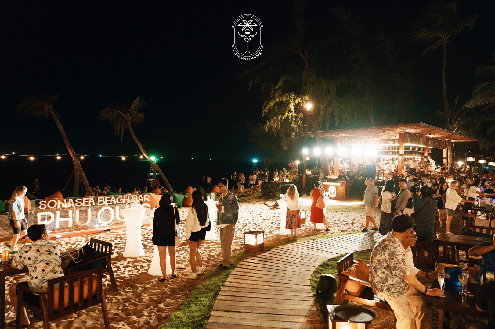 Sonasea Beach Bar: vibrant beach bar atmosphere