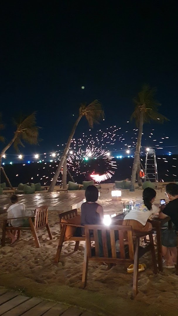 Sonasea Beach Bar: vibrant beach bar atmosphere