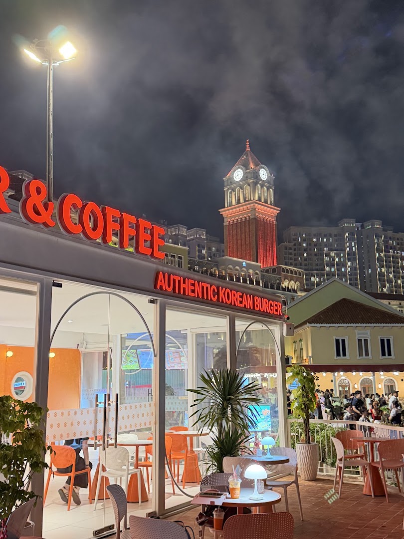 Yo - Burger & Coffee: attractive exterior shot at night
