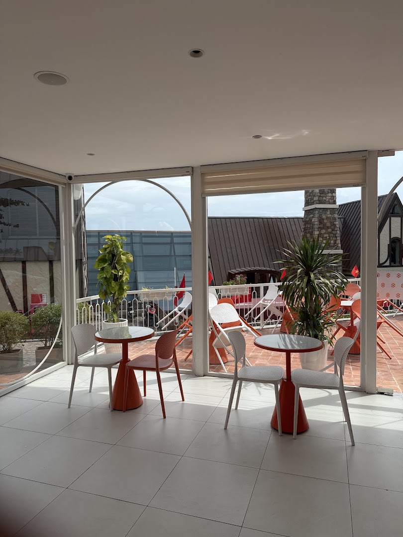 Yo - Burger & Coffee: clear, inviting restaurant terrace photo