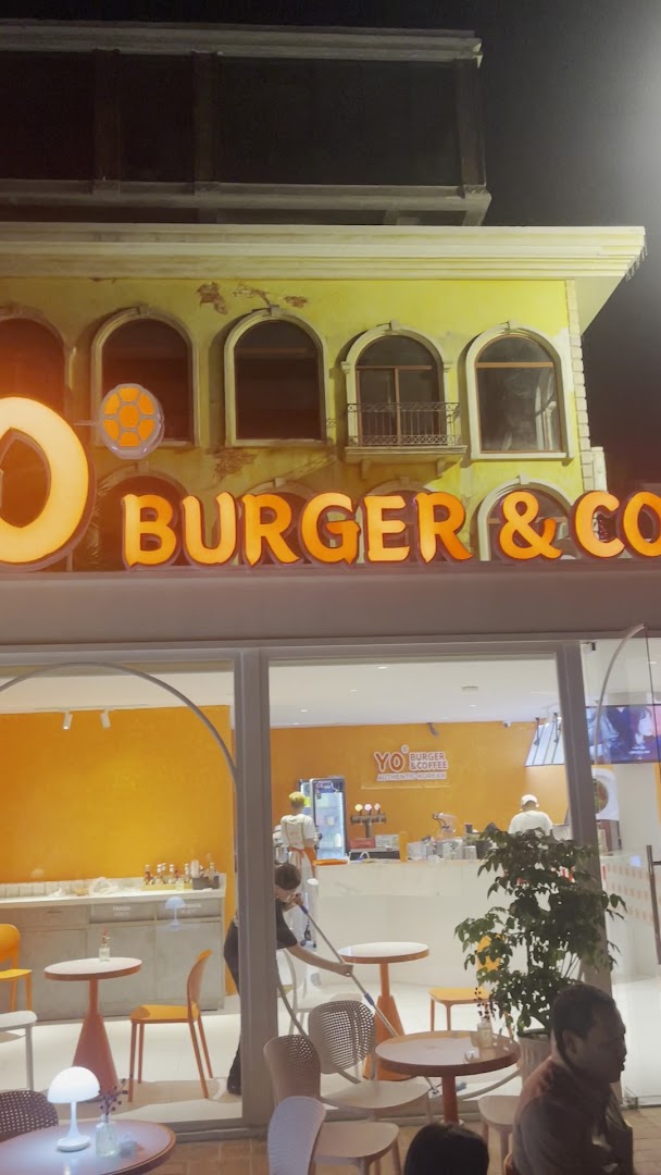 Yo - Burger & Coffee: clear view of restaurant exterior