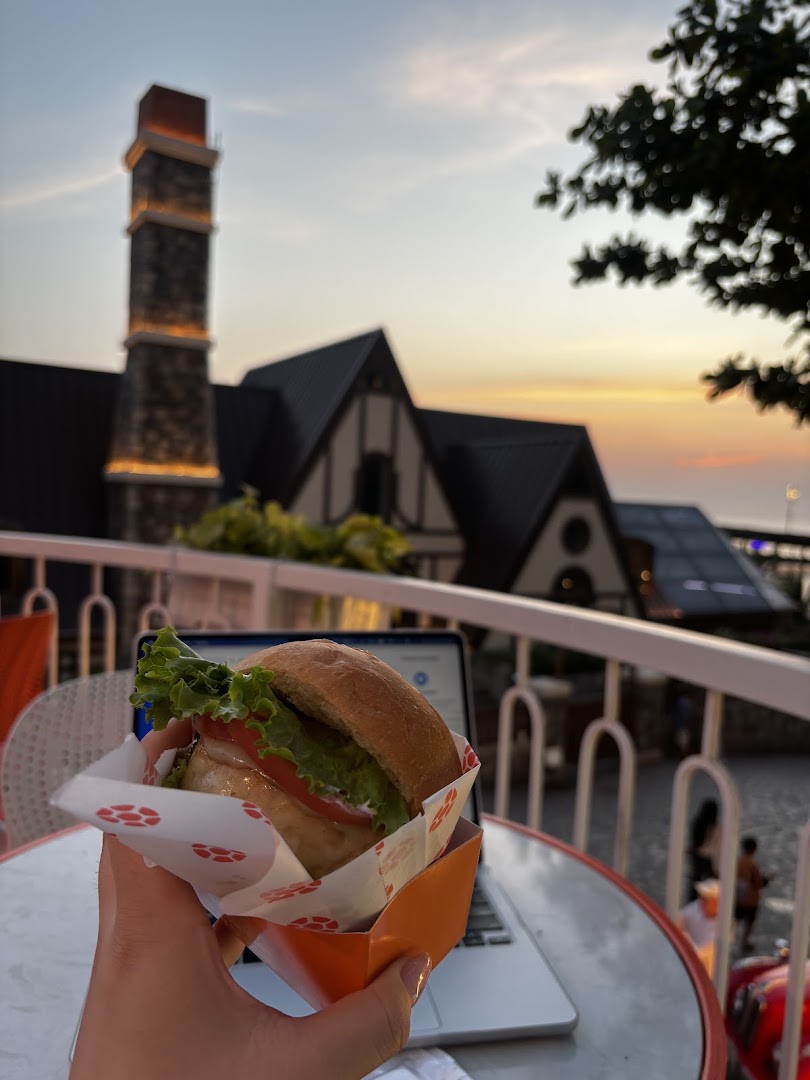 Yo - Burger & Coffee: appealing food and sunset atmosphere