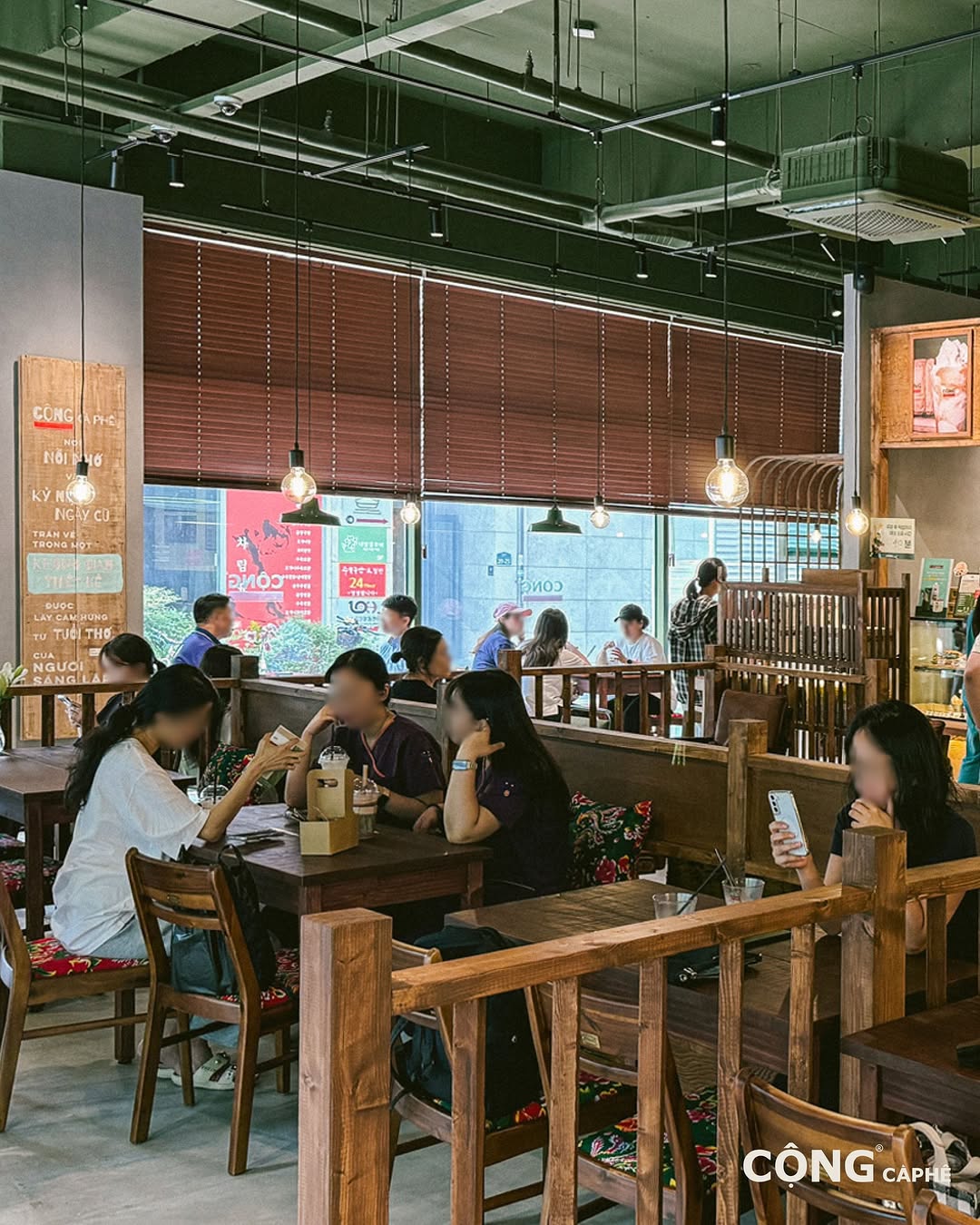 Cong Caphe Sapa: inviting atmosphere and interior