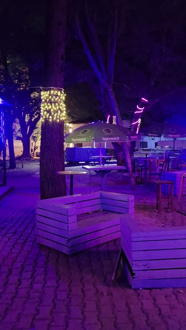 Blue Gums Pub and Grill: inviting outdoor pub atmosphere
