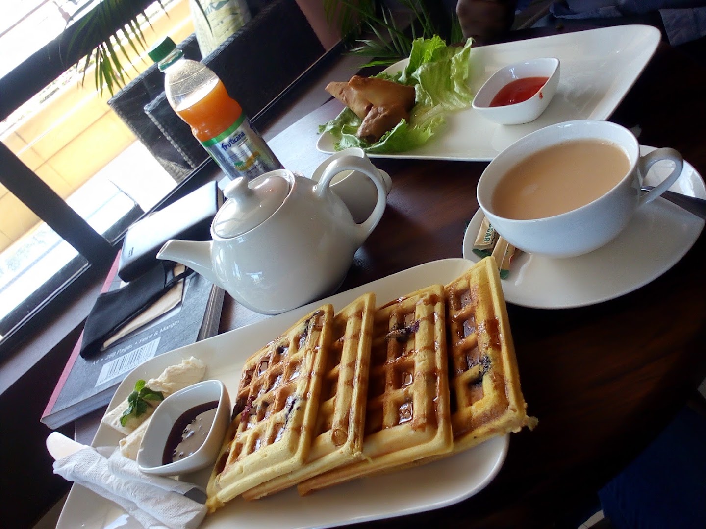 Chatem Café: appetizing food and drink presentation