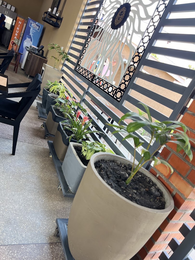 Leo's Spice Valley: pleasant restaurant terrace decor