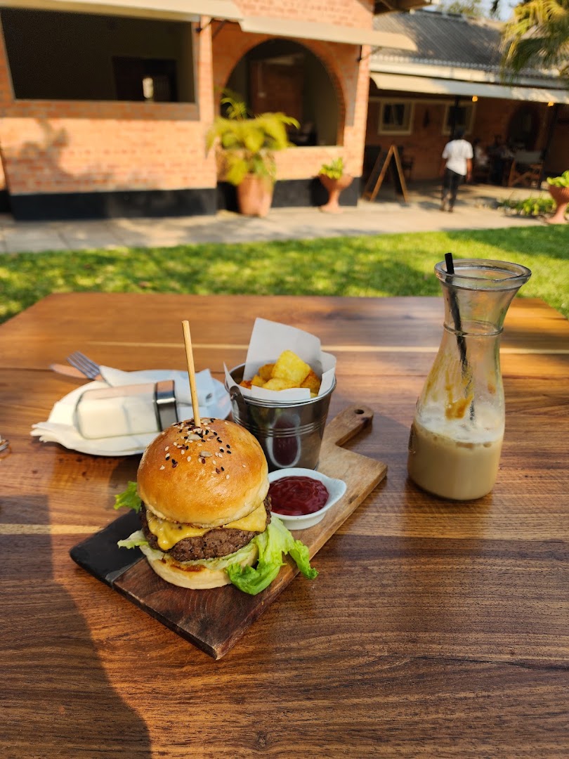 Roast Cafe: appetizing food photo with atmosphere