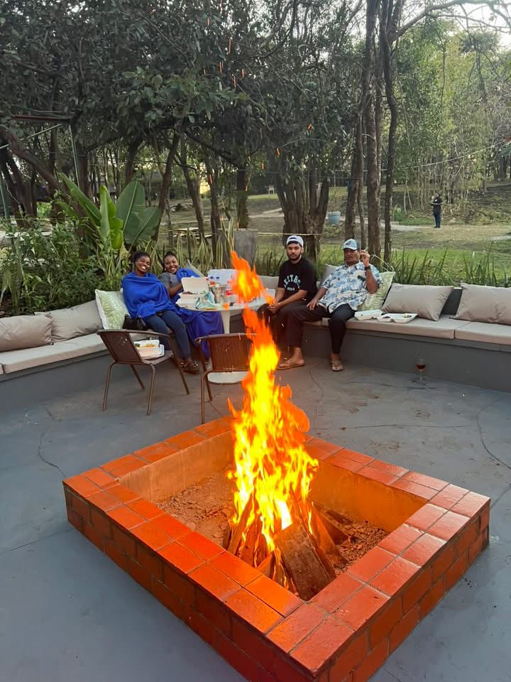 Twin Bridge Lodge: inviting atmosphere with guests relaxing