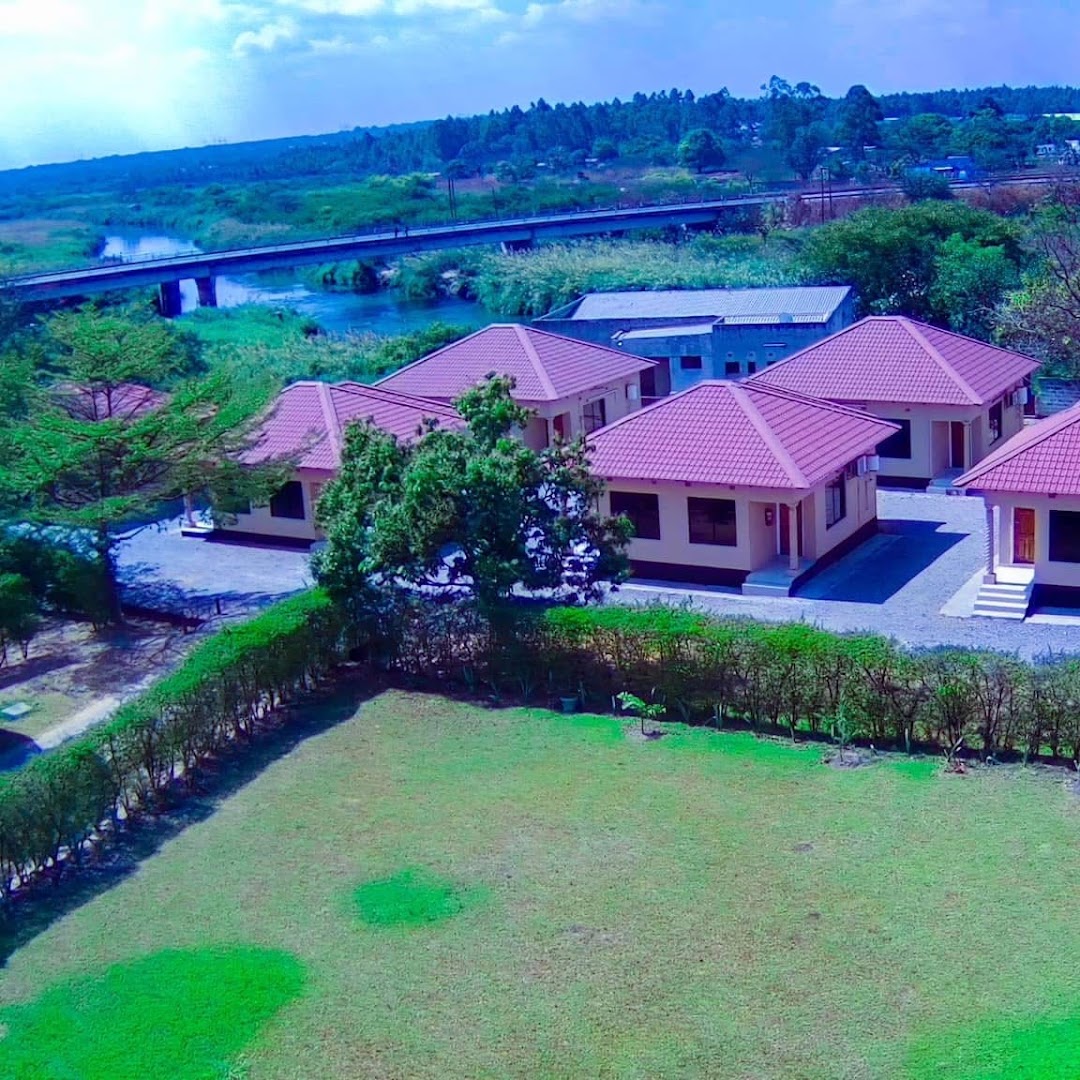 Twin Bridge Lodge: clear exterior view of venue