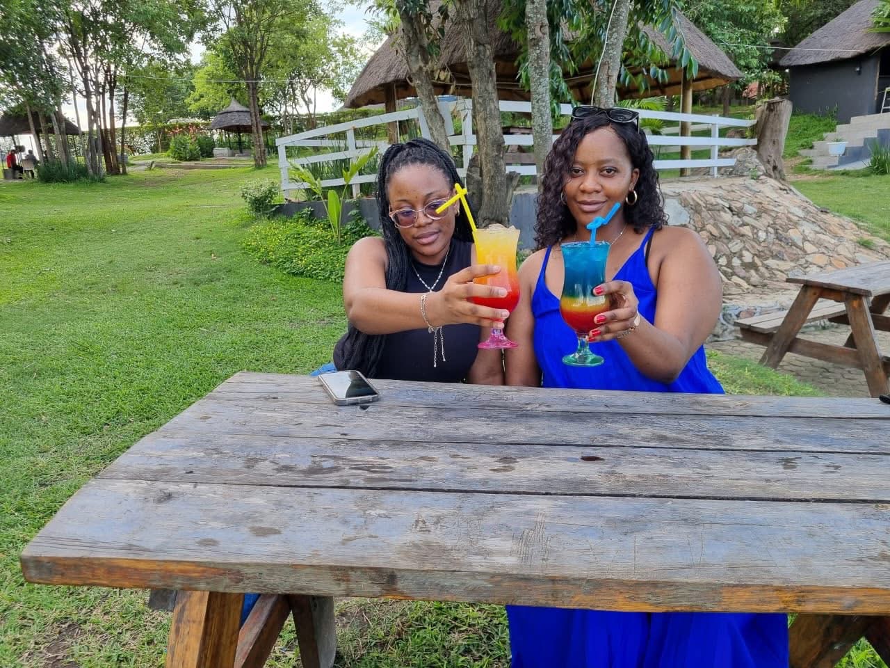 Twin Bridge Lodge: guests enjoying the venue