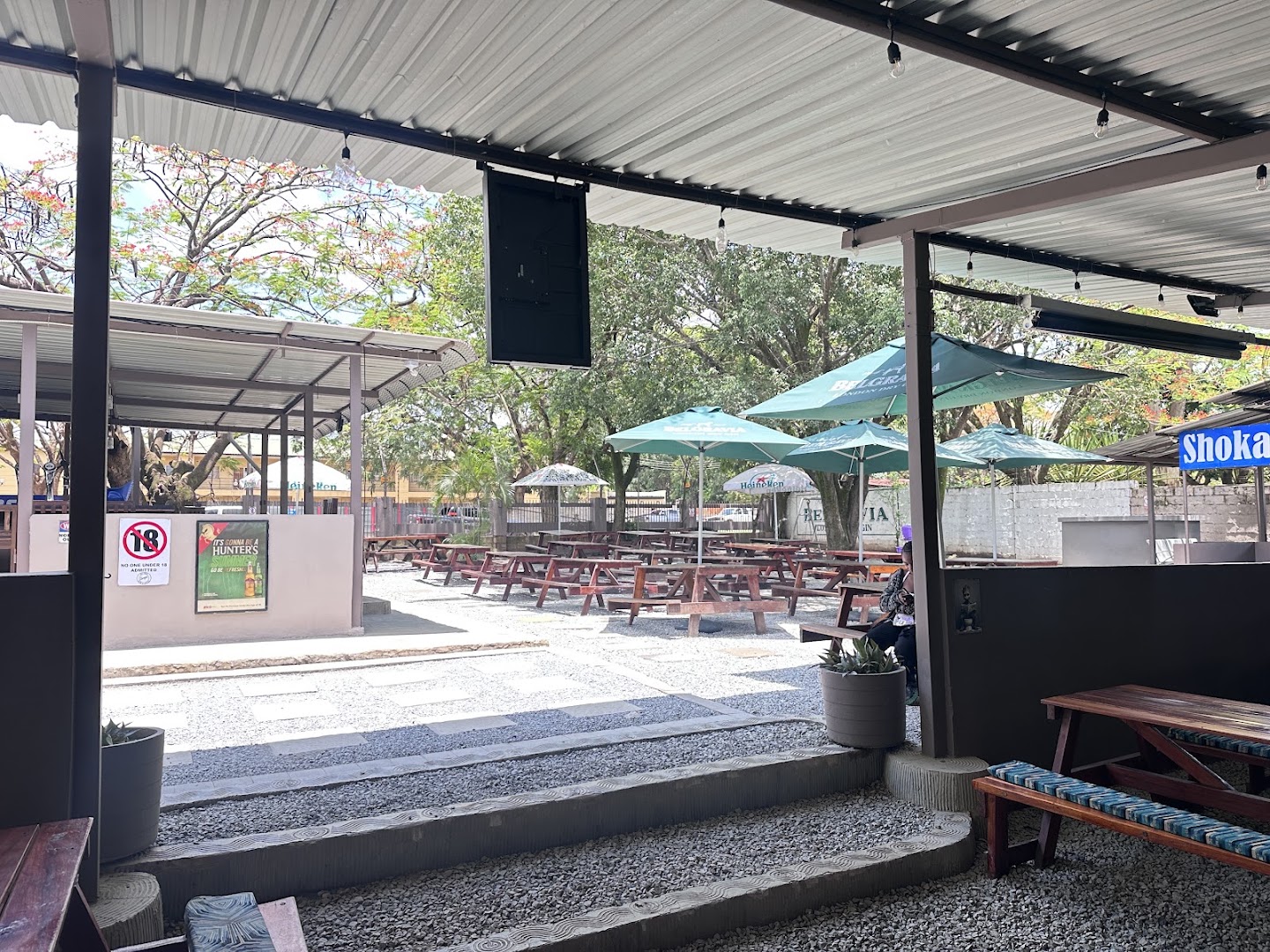 Zorgi's Pub & Grill: clear view of outdoor seating