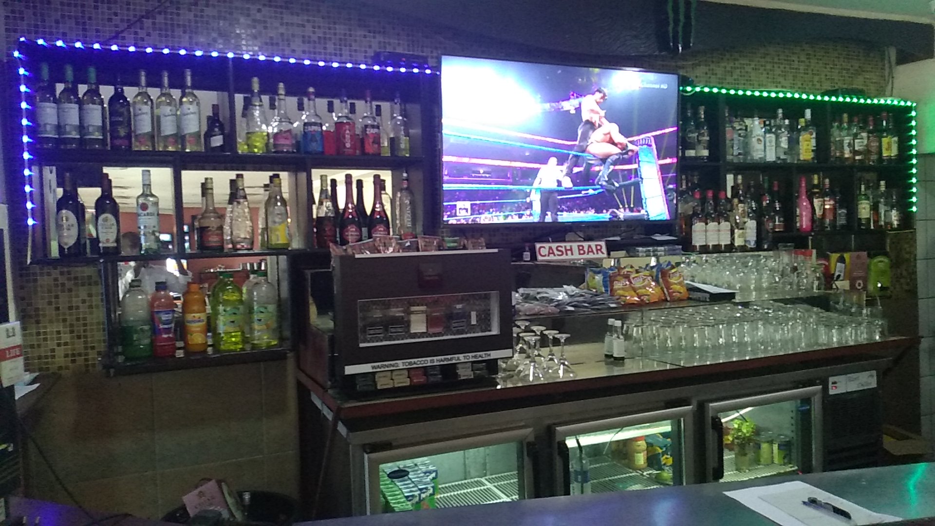 Flavours Pub & Grill: clear view of bar area