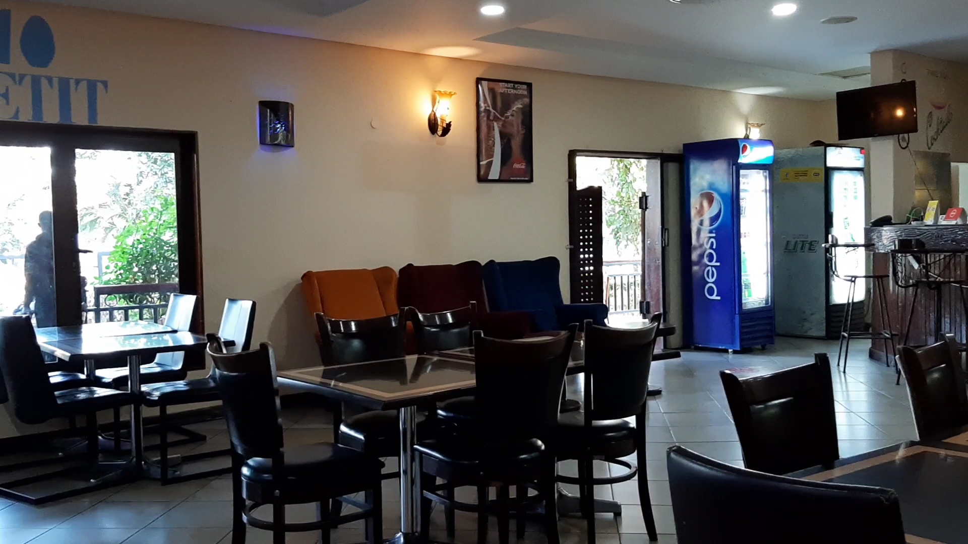 Flavours Pub & Grill: clear view of restaurant interior