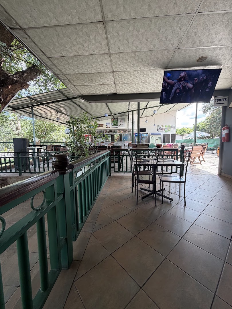 Flavours Pub & Grill: clear view of restaurant terrace