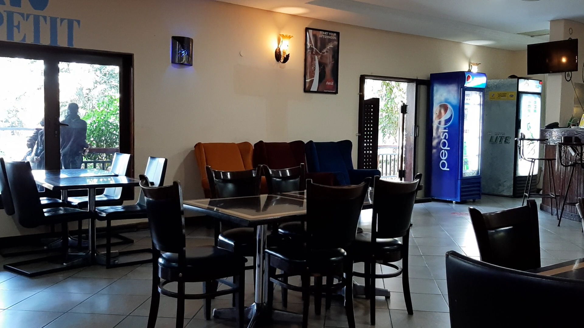 Flavours Pub & Grill: clear view of restaurant interior
