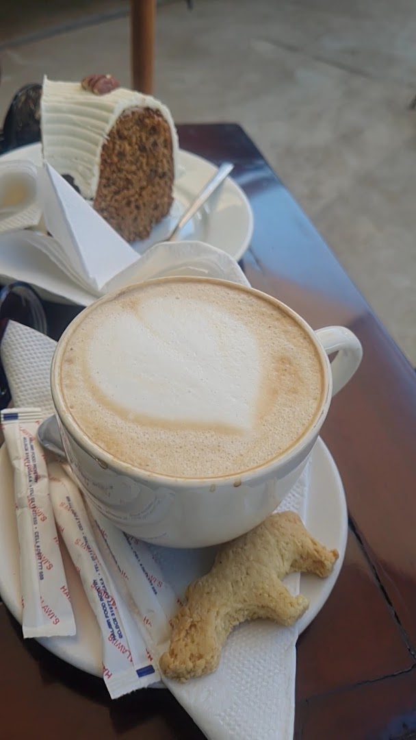 Kubu Cafe: appetizing photo of coffee and cake