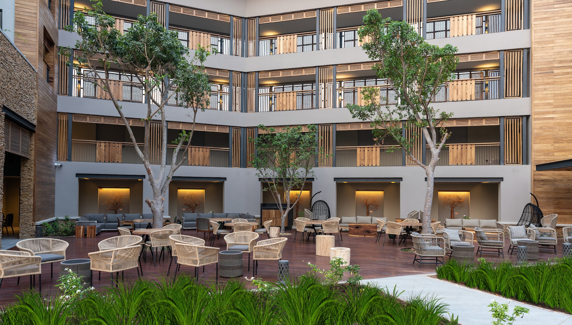 Kuomboka Restaurant: professional photo of restaurant terrace