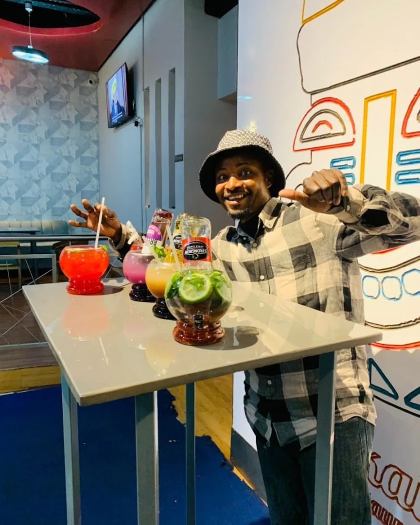 Makai Bar and Restaurant: happy customer with drinks