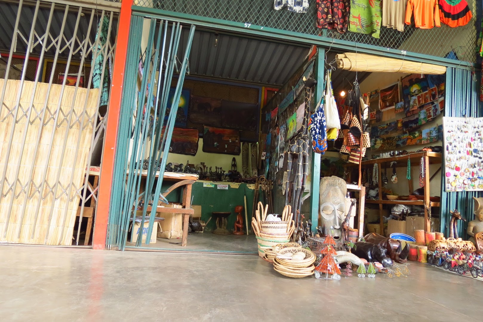 Mukuni Park Curio Market: clear view of shop interior