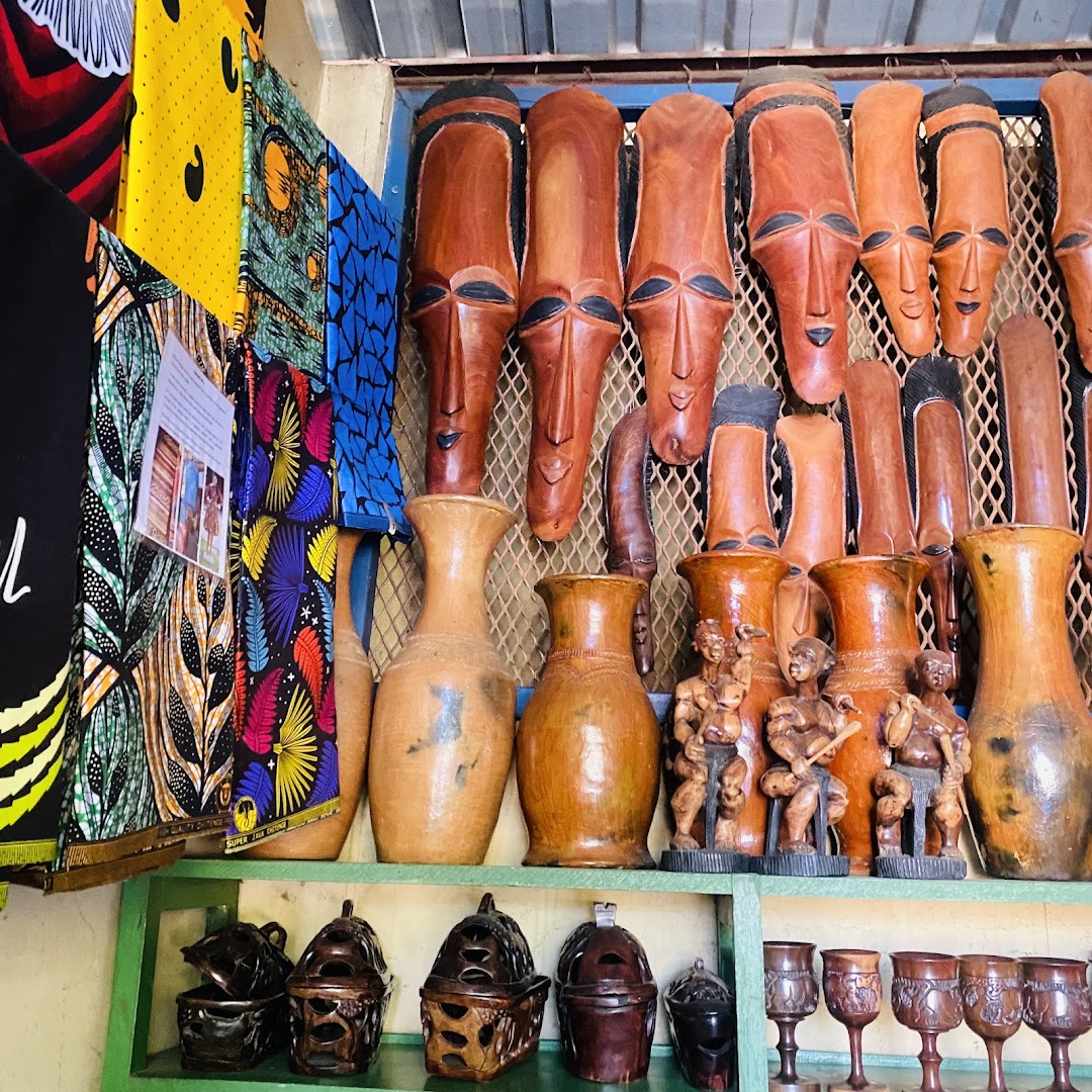 Mukuni Park Curio Market: clear display of shop products