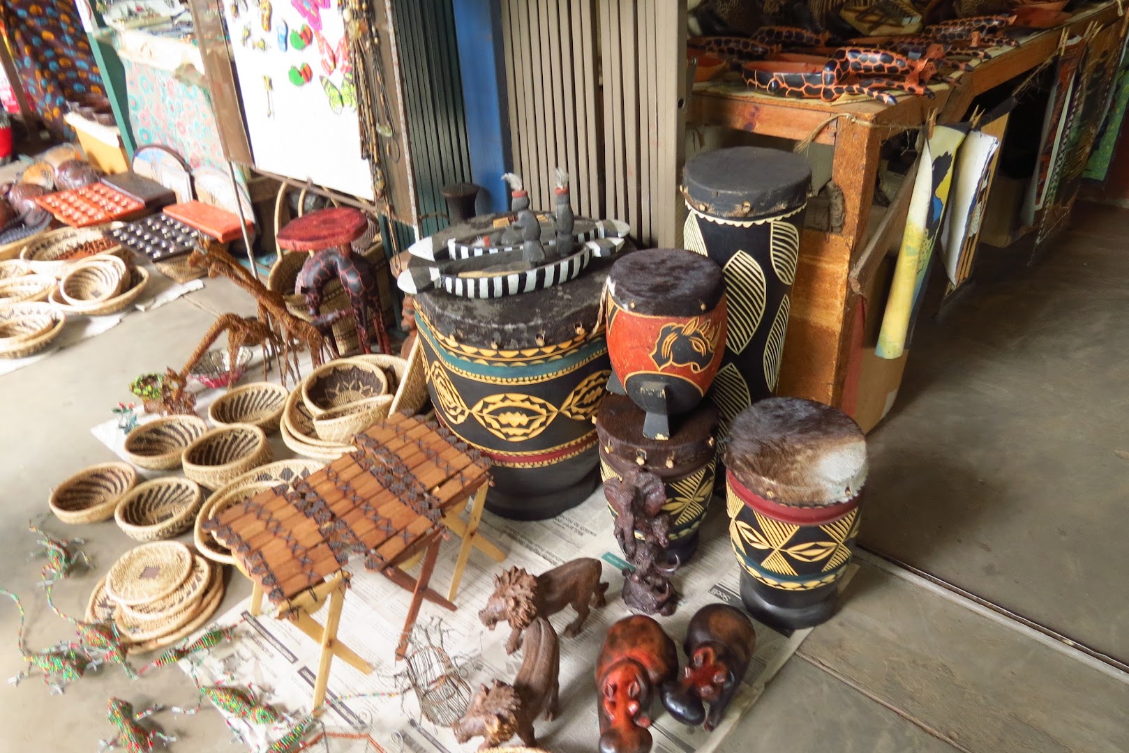 Mukuni Park Curio Market: shop products and atmosphere