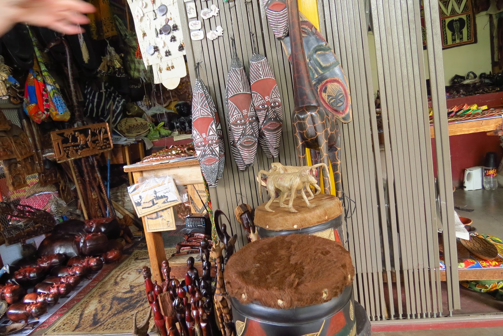 Mukuni Park Curio Market: shop products and atmosphere