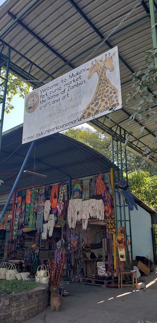Mukuni Park Curio Market: clear storefront showing market atmosphere