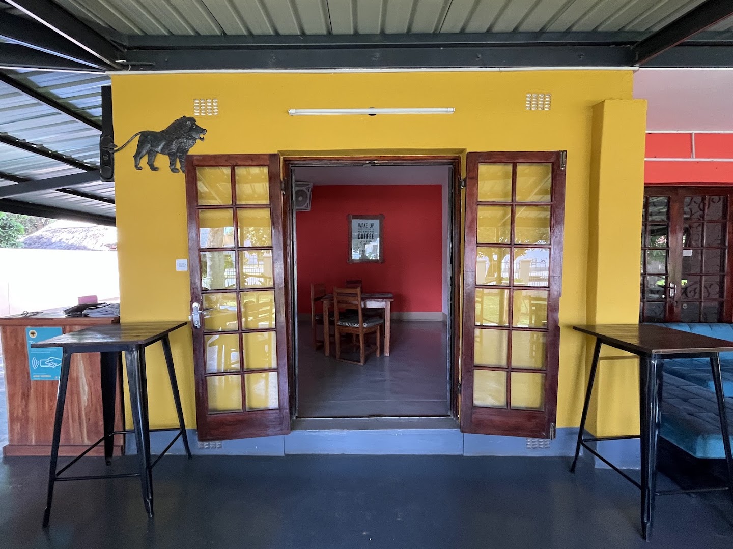Nomad's Rest - Cafe and Bistro: clear, inviting view of venue