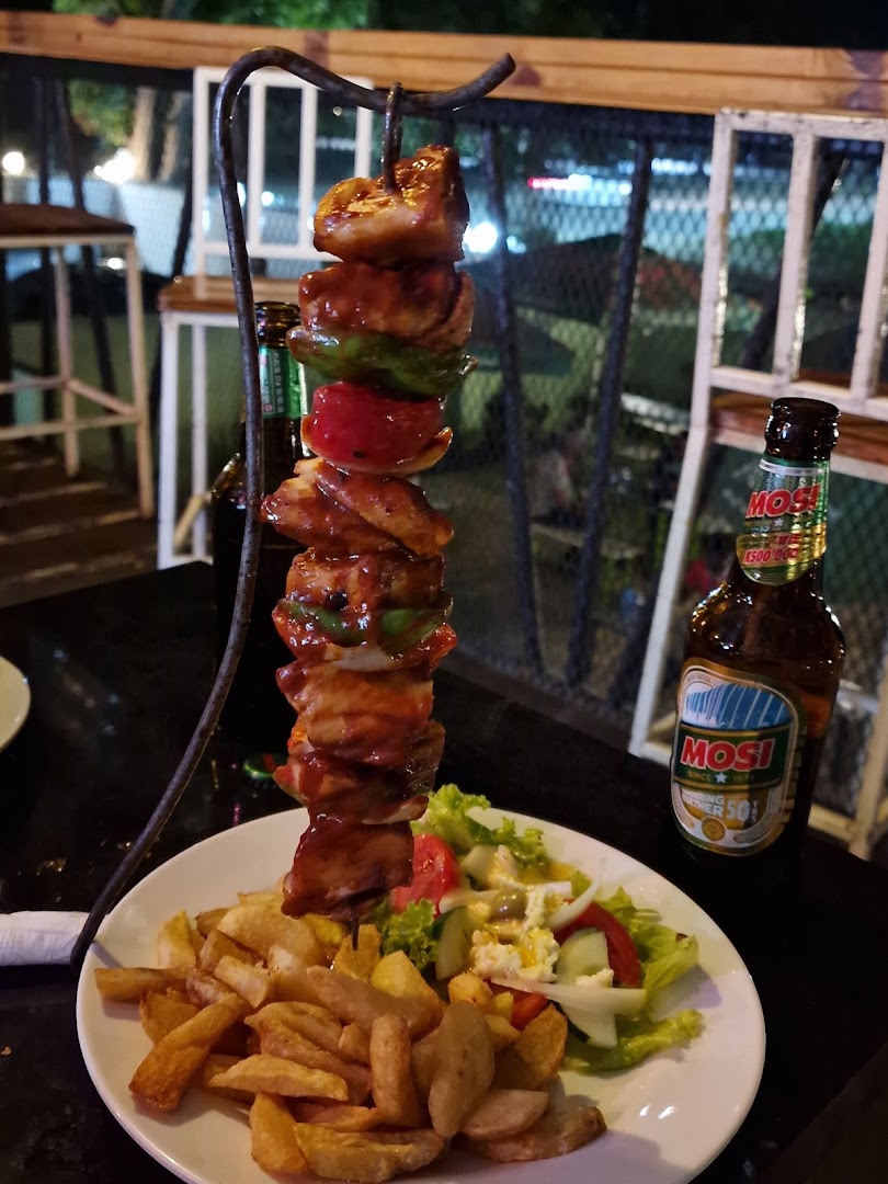 Zest Bar and Restaurant: appetizing food and drink presentation