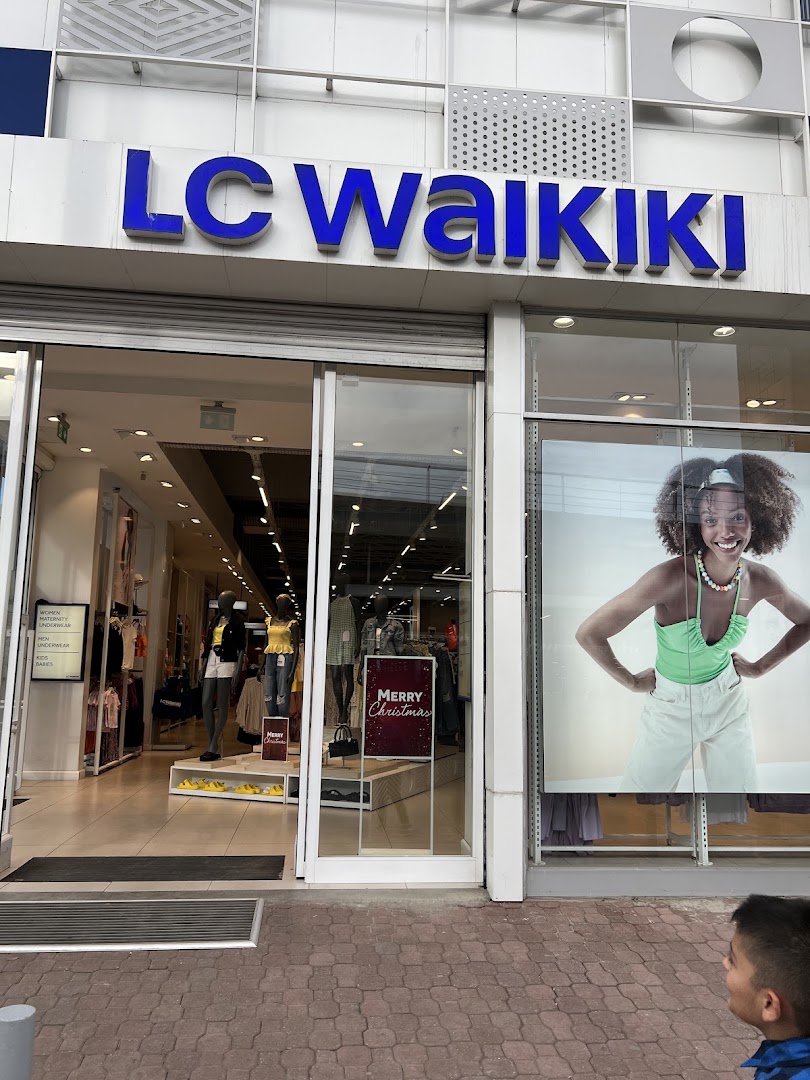 LC Waikiki: clear storefront photo of shop