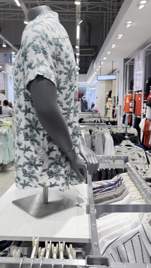 LC Waikiki: clear display of shop products