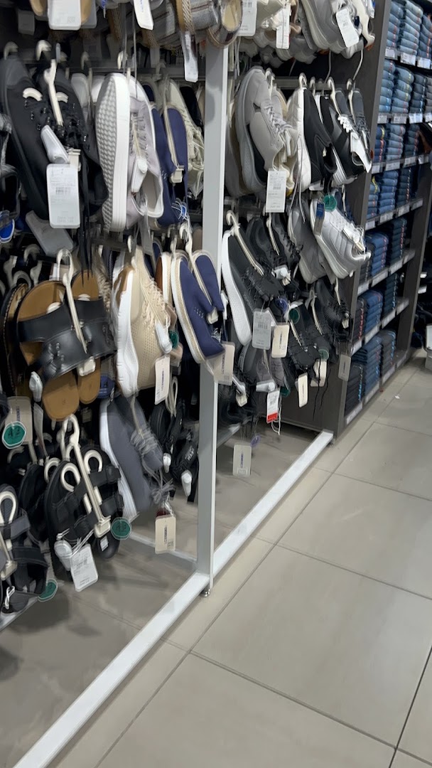 LC Waikiki: clear display of shop products