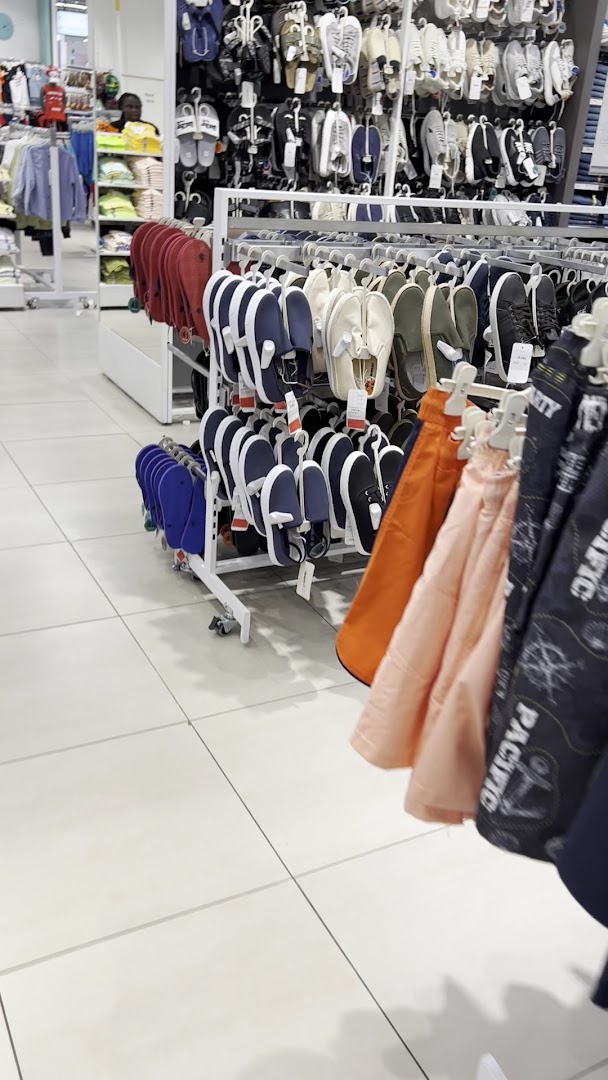 LC Waikiki: clear display of shop products